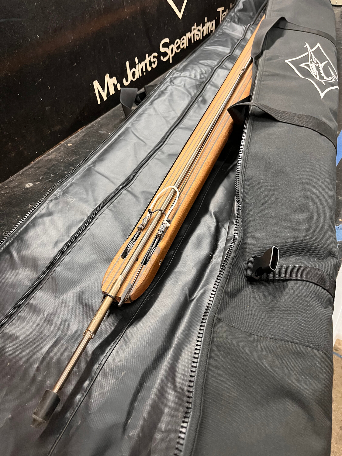 Adjustable straps on the JOINTS padded speargun travel bag